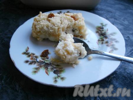 Необычайно нежный и очень вкусный творожный крамбл достать из духовки, остудить, разделить на части и можно подавать к столу.