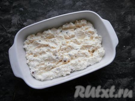 Форму для запекания&nbsp; (у меня размер формы 22 см х 17 см) смазать немного сливочным маслом, выложить ровным слоем творожную массу.