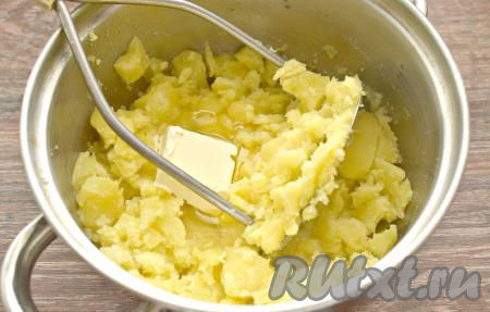 Когда картофель будет полностью готов (полностью готовый картофель должен легко прокалываться вилкой), воду сливаем. Начинаем разминать картофель толкушкой. Когда картошка начнёт приобретать однородную консистенцию, постепенно вливаем к ней тёплое кипячёное молоко, продолжая разминать её, затем вбиваем яйцо и добавляем сливочное масло, тщательно разминаем.