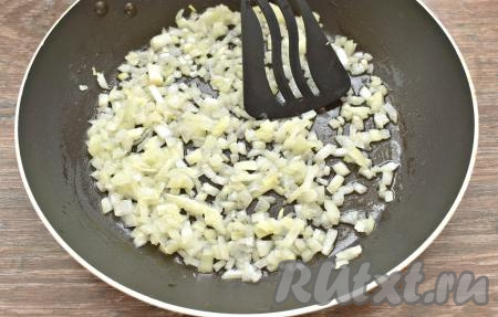 ​​​​​​Сразу приступаем к приготовлению начинки для запеканки. Очищаем репчатый лук и нарезаем его на небольшие кусочки. В сковороде разогреваем 2 столовые ложки растительного масла, выкладываем лук, обжариваем на среднем огне минуты 2, не забывая помешивать.