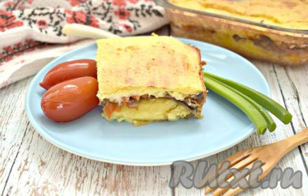 Достаём форму из духовки и немного остужаем блюдо. Очень вкусную, сытную, аппетитную картофельную запеканку, приготовленную с шампиньонами и сыром, подаём к столу в тёплом виде, дополнив, по желанию, соленьями, свежими овощами или зеленью.