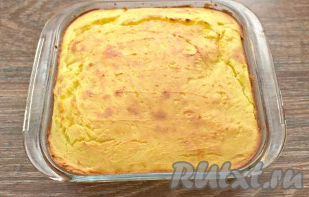 Отправляем форму в разогретую духовку на 35 минут. На поверхности запеканки получается вот такая румяная корочка.