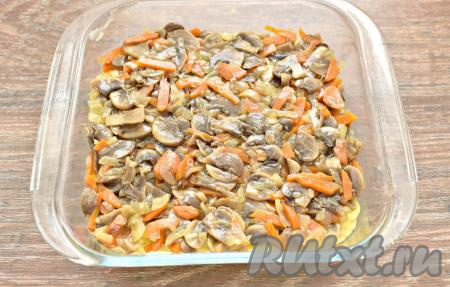 На картофельный слой равномерно раскладываем шампиньоны с морковкой и луком.