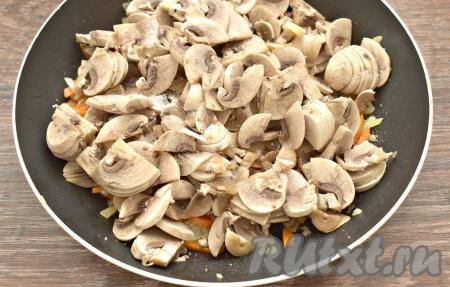 Шампиньоны моем, нарезаем их на небольшие ломтики и добавляем в сковороду, по вкусу солим и перчим, перемешиваем.