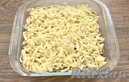 Начинку посыпаем натёртым сыром.