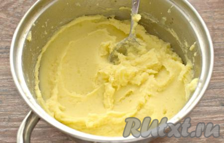 Картофельное пюре должно стать в меру плотным, без комочков.