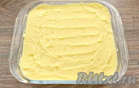 Сверху распределяем оставшееся картофельное пюре. Разравниваем картошку.