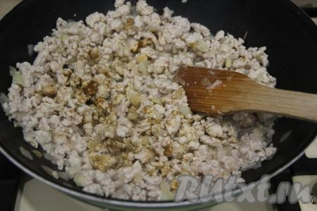 По истечении 10-15 минут, посолить фарш по вкусу, приправить специями, перемешать.&nbsp;