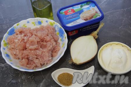 Подготовить продукты для приготовления фарша с плавленным сыром на сковороде. Для этого блюда можно взять покупной фарш. Но я предпочитаю готовить фарш в домашних условиях, пропуская кусочки мяса через мясорубку (я пропустила через мясорубку куриное филе).&nbsp;