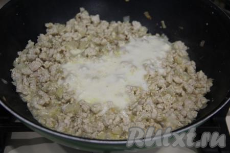 Затем на сковороду с фаршем и луком выложить сметану и плавленный сыр.