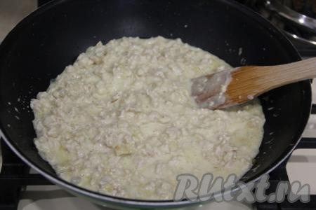 Тщательно перемешать и томить на медленном огне под крышкой минут 5-7. Сыр должен полностью расплавиться.&nbsp;