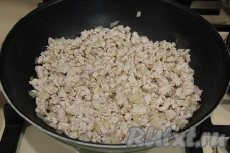 Обжарить фарш с луком, постоянно помешивая и разбивая комочки мяса, минут 10-15 на небольшом огне. Если фарш суховат, в процессе тушения можно добавить несколько столовых ложек воды.