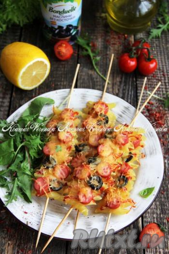 Поставить противень с макаронами на шпажках в разогретую духовку и запекать при температуре 180 градусов минут 5-7. За это время сыр расплавится, а макароны с начинкой будут мягкими и очень вкусными. Подаём это аппетитное блюдо в горячем виде. Просто, сытно и вкусно, попробуйте! 