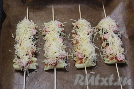 Присыпать шпажки с макаронами оставшимся натёртым сыром.&nbsp;