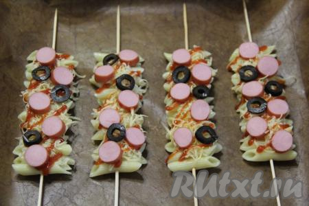 Оливки нарезать на колечки и выложить рядом с сосисками.&nbsp;