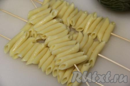 Макароны должны быть плотно прижаты друг к другу, как на фото.&nbsp;