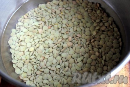 Сварите чечевицу в соотношении 1 стакан чечевицы и 2 стакана кипятка на слабом огне под крышкой 25 минут (время приготовления зависит от сорта чечевицы, поэтому следите, чтобы чечевица стала мягкой, но не разварилась).