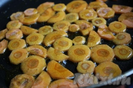 Морковь нарежьте тонко (или натрите на крупной терке) и обжарьте на оливковом масле до мягкости, посолив и посыпав кориандром и душистым перцем. 