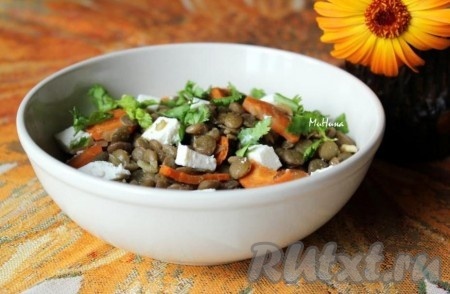 Сыр Фета нарежьте или поломайте на кусочки (если будете готовить с сыром твёрдых сортов, то его нужно натереть на тёрке). Сыр делает вкус более интересным, но и без него получается прекрасное блюдо. Добавьте сыр к чечевице и моркови, разложите по порционным тарелкам, посыпьте порезанной зеленью (я готовила с кинзой).