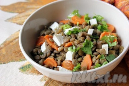 Вкусную, сытную чечевицу с морковью можно подавать к столу.
