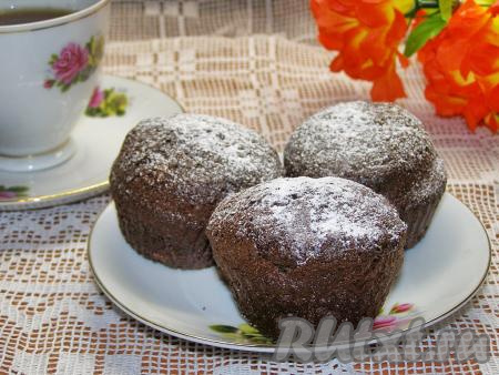 Пока шоколадные маффины не остыли полностью, их можно посыпать сахарной пудрой или украсить по своему вкусу. Подаём маффины к столу с чаем, кофе, горячим шоколадом или какао. Испеките маффины, замешанные на кефире с добавлением какао по этому рецепту, и, я уверена, любителям шоколадной выпечки они точно понравятся!