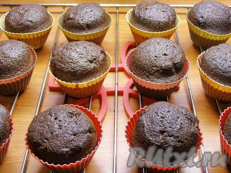 Готовность маффинов можно проверить, проткнув из сухой деревянной шпажкой. Если маффины готовы, шпажка останется сухой. Достаём выпечку из духовки, даём ей слегка остыть и вынимаем из формочек.