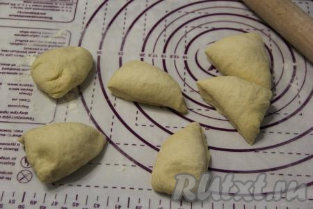 Затем тесто обмять и разделить на части. Я разделила на 12 частей (по количеству булочек).