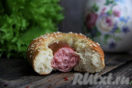 Посмотрите, какое пушистое дрожжевое тесто получилось, оно отлично подходит для формирования булочек с сосисками.