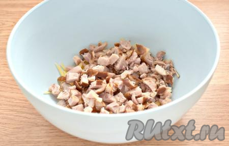 Сюда же выкладываем нарезанное на маленькие кусочки копчёное куриное мясо.