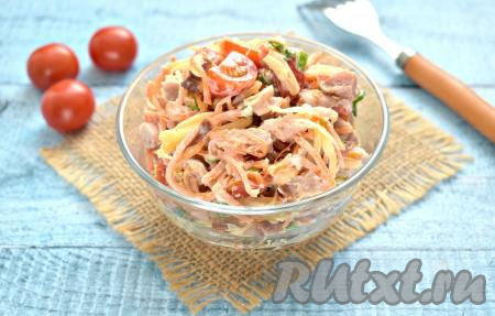 Даём блюду охладиться в течение 10-15 минут в холодильнике и можно подавать к столу, переложив его в салатник. В этом ярком салате отлично сочетаются мясо копчёной курицы, сочные помидоры, пикантная корейская морковь и сыр, поэтому вкус этого салата неизменно нравится многим!