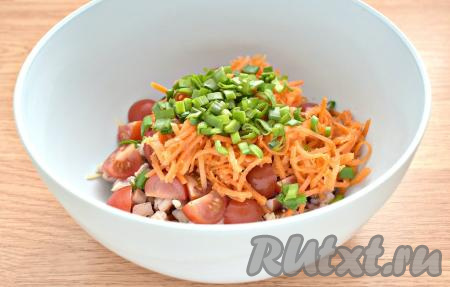 Перья зелёного лука моем, нарезаем и добавляем в салат.