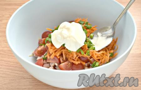 Заправляем салат майонезом.