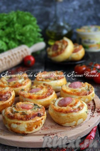 Готовые аппетитные, вкусные рулетики из слоёного теста с сосисками и сыром можно подавать в тёплом виде, но они хороши и в остывшем виде.