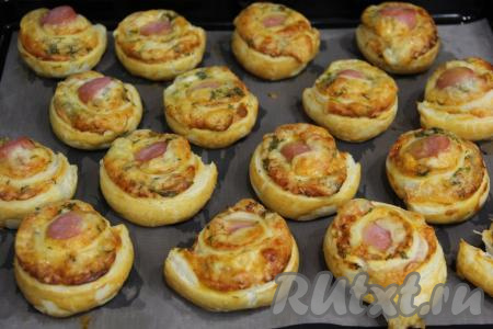 Поставить противень со слойками в разогретую духовку и выпекать при температуре 180 градусов, примерно, 15 минут (до золотистого цвета).