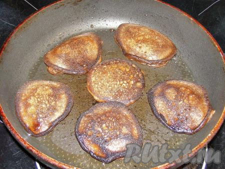 Лопаточкой переворачиваем оладьи на другую сторону и жарим их ещё, примерно, 1-1,5 минуты (до готовности), затем перекладываем на тарелку (по желанию, можно выложить оладушки вначале на бумажное полотенце, чтобы удалить остатки масла, а затем переложить на тарелку). Для приготовления следующей порции оладий в сковородку нужно подлить ещё немного масла.