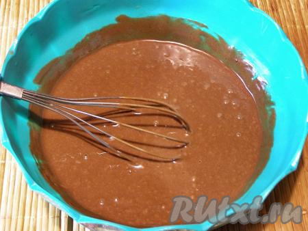В результате должно получиться шоколадное тесто, напоминающее по консистенции сгущёнку или достаточно густую сметану. Если тесто получилось жидковатым, можно добавить немного просеянной муки.