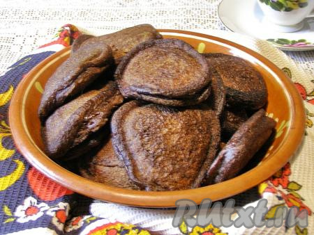 Аппетитные, очень вкусные, ароматные шоколадные оладьи, замешанные на кефире, готовы. Подаём их на завтрак или к чаепитию со сметаной, сгущёнкой и любимым вареньем.