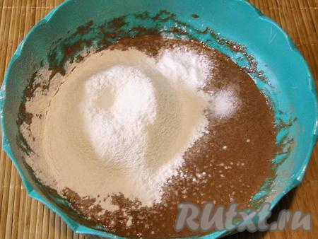 Получившуюся смесь сухих ингредиентов всыпаем в миску с кефирно-яичной смесью, перемешиваем до однородности венчиком. Затем добавляем соль, разрыхлитель и частями всыпаем просеянную муку, перемешивая тесто венчиком, чтобы не оставалось комочков муки.