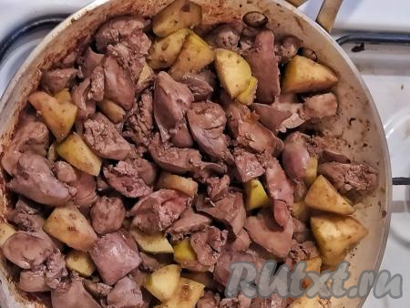 Обжарить на среднем огне куриную печень в течение 8-10 минут, периодически перемешивая. Затем надрезать кусочек печени ножом. Если из надреза выделяется прозрачный сок, значит печёнка готова.