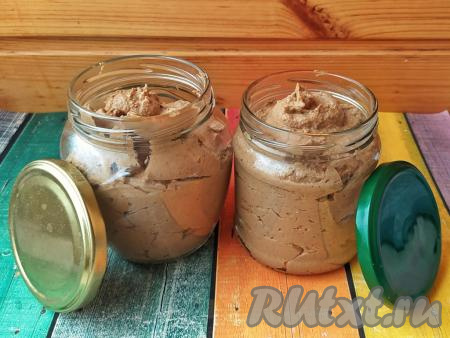 Однородный, нежнейший печёночный паштет можно сразу намазывать на хлеб, наполнять им тарталетки или, например, профитроли. Если вы не планируете подавать паштет сразу к столу, тогда его нужно переложить в банки (я взяла банки объёмом 500 и 450 миллилитров). Если вы пробивали блендером не полностью остывшую печёнку, тогда, выложив паштет в банки, не накрывайте крышками, а дайте полностью остыть. Банки с холодным паштетом плотно закрыть крышками и отправить в холодильник. Хранить его можно не более пяти дней.