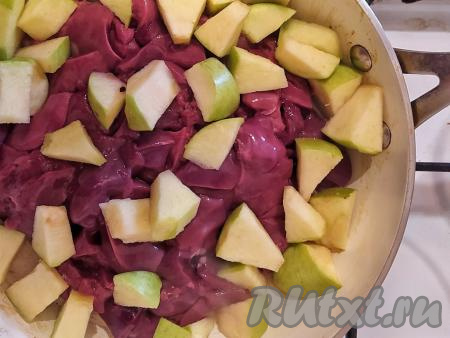 Куриную печень вымыть, срезать прожилочки и плёнки, промыть под проточной водой, нарезать на, примерно, одинаковые кусочки. Промыть под проточной водой яблоко, очистить от кожуры, если она жёсткая, и удалить сердцевину. Нарезать яблоко на достаточно крупные кусочки. Когда морковка с луком станут мягкими, переложить их со сковороды на тарелку. В сковороду, в которой обжаривались овощи, добавить немного масла, выложить печёнку с яблоком.