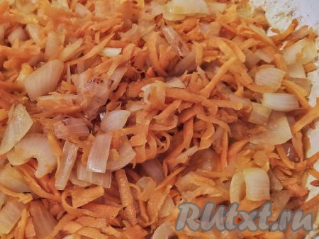 В сковороде прогреть небольшое количество растительного масла, выложить нарезанный лук и обжарить его на среднем огне, помешивая, в течение 5 минут. Затем выложить к луку морковку, обжаривать овощи вместе 7-10 минут (до мягкости), не забывая время от времени помешивать.​