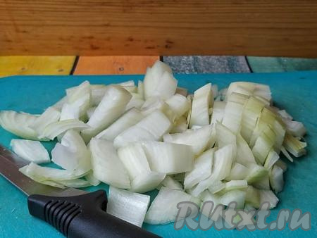 Очистить лук от шелухи и нарезать его на средние кусочки.