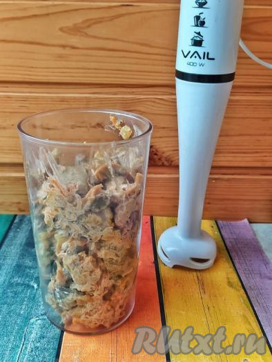 Полностью остывшую куриную печень с овощами, яблоком и сливками, в которых они тушились, пробить до однородности блендером. Для того чтобы добиться максимальной однородности паштета, лучше пробивать в два захода - сначала пробить одну половину получившейся массы, затем - вторую.