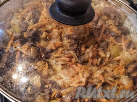 Накрыть крышкой и тушить куриную печень с овощами в сливках на минимальном огне 10 минут, затем убрать с огня и дать полностью остыть.