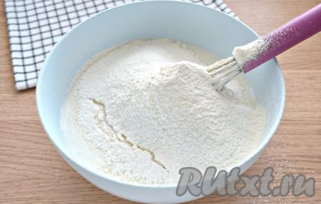 В жидкую смесь просеиваем муку.