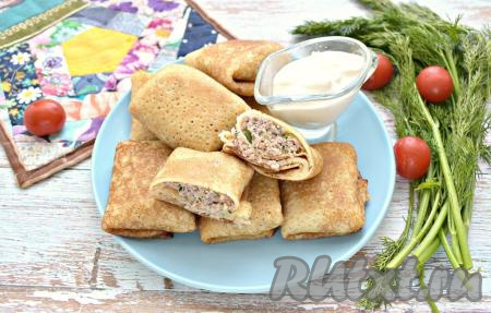 Лучше всего такие фаршированные блинчики подавать к столу, дополнив сметаной. Испеките блины, замешанные на молоке, заверните в них начинку из мяса и, я уверена, вам понравится это сытное и вкусное домашнее блюдо!