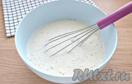 В получившуюся смесь вливаем тонкой струйкой кипяток, непрерывно перемешивая венчиком. Затем сразу же вливаем холодное молоко, хорошо перемешиваем венчиком.
