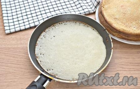 Разогреваем поверхность сковороды, смазав её один раз растительным маслом. Набираем тесто в половник, выливаем в центр горячей сковороды. Распределяем тесто по всей поверхности. Блинчик жарим с каждой стороны на огне выше среднего, примерно, по 50 секунд (до румяности), затем перекладываем на тарелку. Постепенно выпекаем все блины, периодически перед выпечкой блинчиков перемешивая тесто. Я готовила на сковороде диаметром 22 см. У меня получилось 19 тонких блинчиков, даём им остыть.