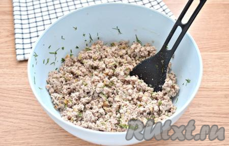 Тщательно перемешиваем и мясная начинка для фарширования блинов готова.